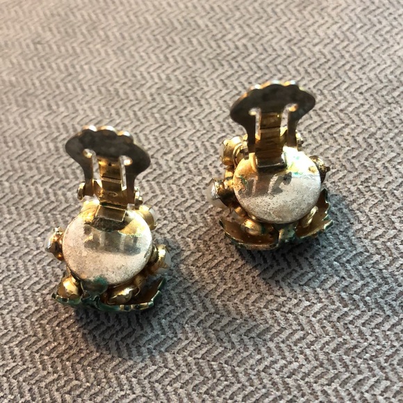 Sandor Pearl Fruit Brooch With Matching Grape Cluster Clip On Vintage Earrings - Picture 12 of 13